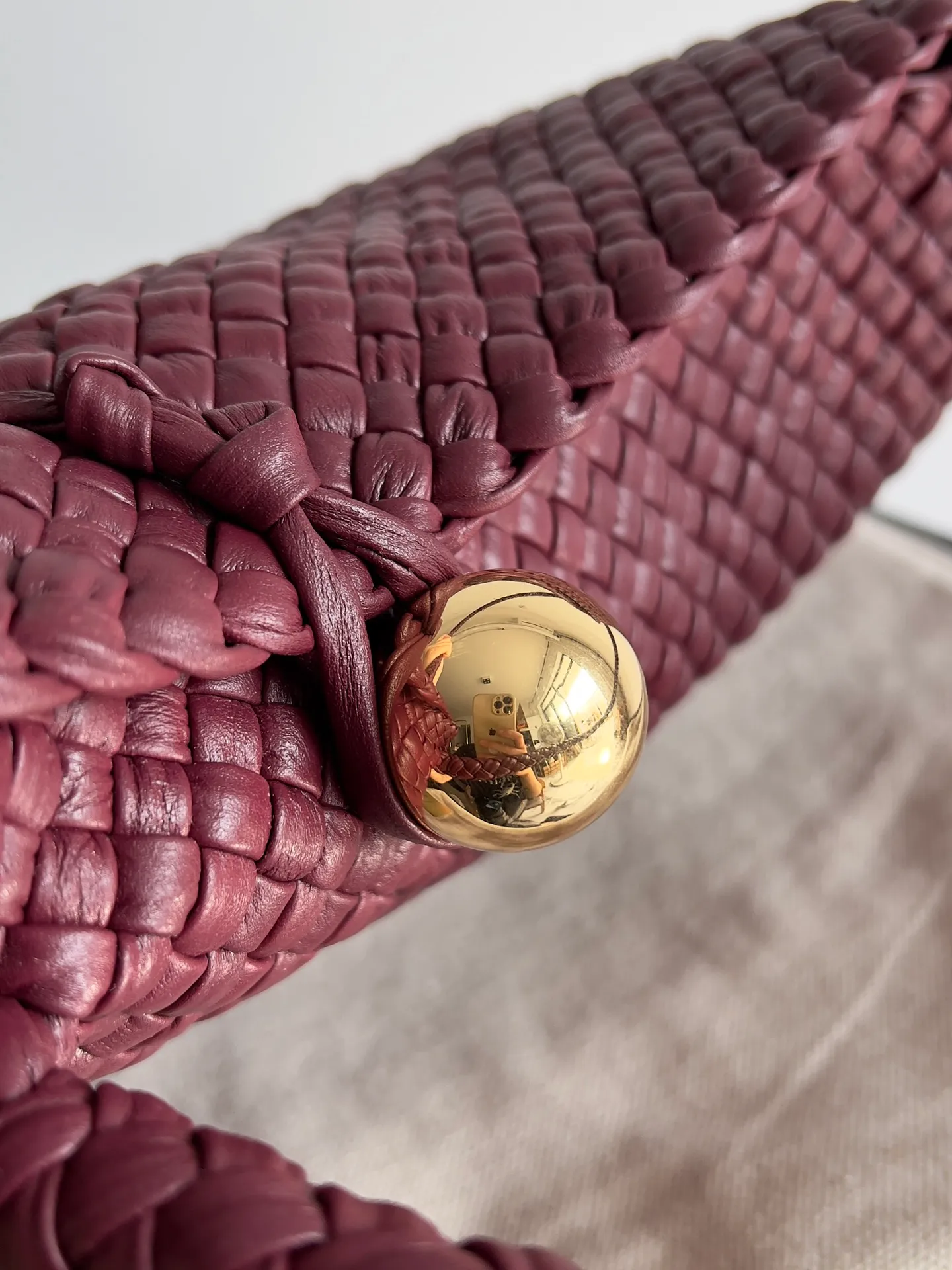 Batch 5760 BV collectible small woven handbags are really YYDS!! Bottega Veneta’s most classic small woven handbags are back! ! We use the highest quality leather with the highest craftsmanship❤️ to create the most expensive works. We have created the original Intrecciato leather weaving process❤️ This unique traditional exclusive leather weaving method has not only become our logo but also reflects the time-consuming and labor-intensive craftsmanship of our products❤️ The new TOSCA handbag must be a selection worth collecting🆕⚠️⚠️Babies, malachite can be sold separately and can be assembled by yourself Style number: 716974 Size: 27*9*18cm